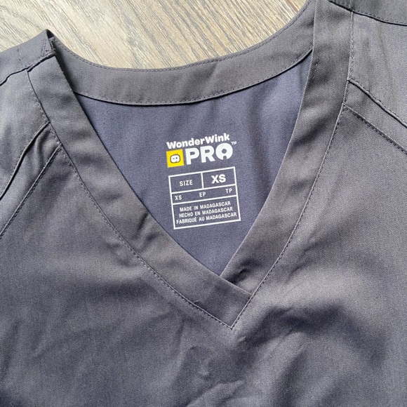 NWOT Wunderwink pro scrub top - Picture 2 of 3